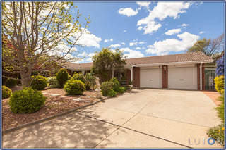 Front with garages (2013-10-16)