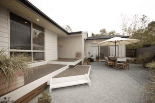 Front courtyard (2007-05-24)