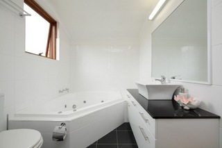 Bathroom (2013-10-10)