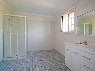 5/7 Wiseman Avenue North Wollongong - Bathroom (2018-02-19)