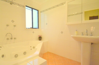 Bathroom 1 (2013-11-03)