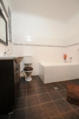 Main Bathroom (2012-04-16)