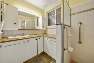 Bathroom (2017-10-05)