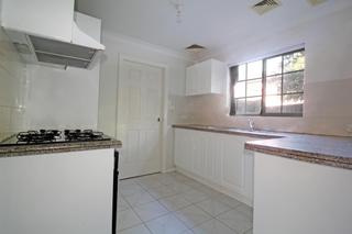 5/7 Wiseman Avenue North Wollongong - Kitchen (2015-08-13)