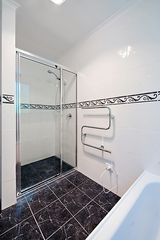 Main bathroom (2011-10-14)