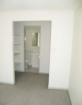 Bed 1 to Ensuite (2005-01-05)
