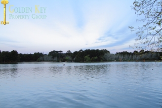Lake Ginninderra nearby (2014-12-03)