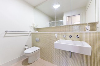 Bathroom (2014-05-16)