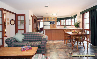 Family to kitchen (2007-05-31)