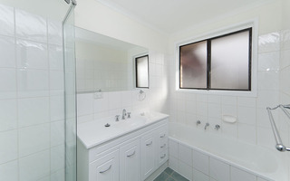 Bathroom (2013-07-02)