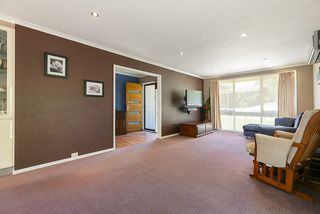 Lounge Room (2012-12-06)