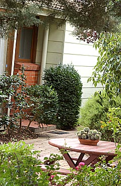 Front courtyard (2004-03-11)