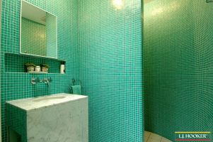 Powder Room (2011-08-15)