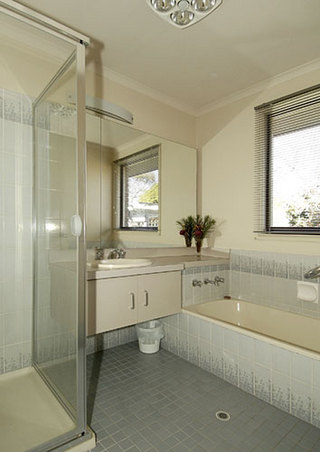Bathroom (2006-09-01)