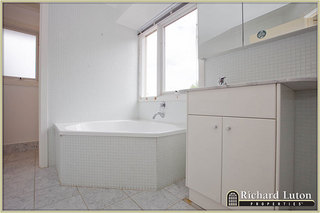 Bathroom (2010-12-09)
