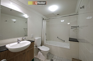 Bathroom (2011-04-08)