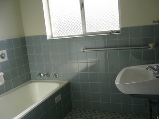 Bathroom (2011-06-01)