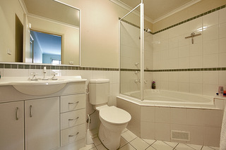 Bathroom (2015-10-08)