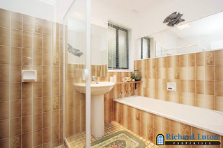 Bathroom (2005-11-25)