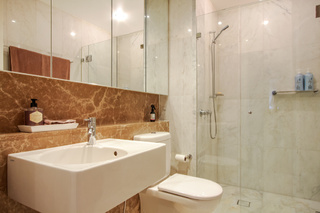Bathroom (2016-10-11)