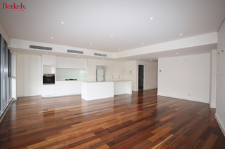 Lounge/Dining (2010-06-24)