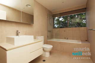 Bathroom (2011-11-18)