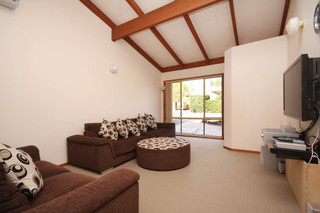 Lounge (2010-05-06)