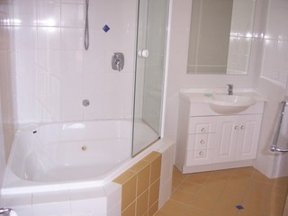 Bathroom (2013-10-08)