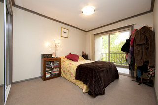 Bedroom 1 (2011-04-07)