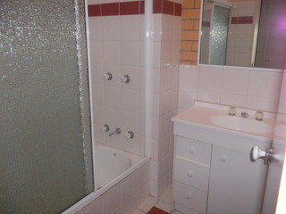 Bathroom (2013-10-28)