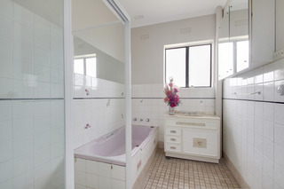 Bathroom (2012-11-23)