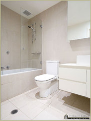 Bathroom (2012-05-08)