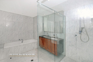 Ensuite showing Bath (2017-05-25)