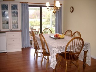Dining (2004-05-12)
