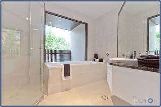 Main Bathroom (2012-03-28)