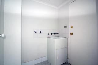 5/7 Wiseman Avenue North Wollongong - Laundry (2015-08-13)