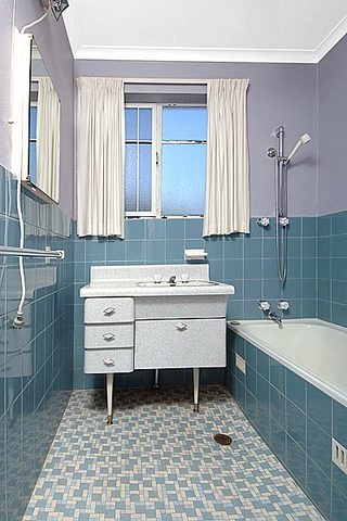Bathroom (2005-04-27)