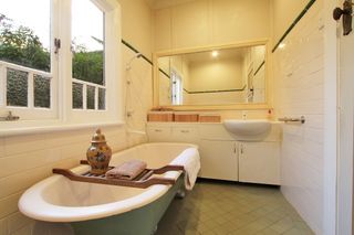 Bathroom (2011-01-25)