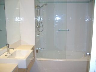 Bathroom 1 (2009-05-20)