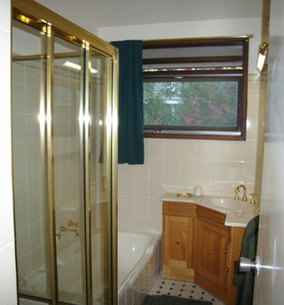 Bathroom (2005-04-28)