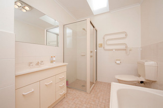 Bathroom (2011-10-25)
