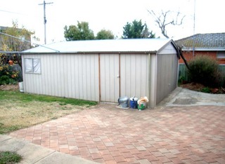 Double metal garage (2006-06-10)