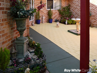 Front courtyard (2011-08-19)
