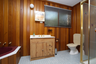 Ensuite with spa (2005-11-24)