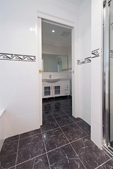 Main bathroom (2011-10-14)