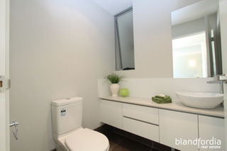 Powder Room (2013-11-26)