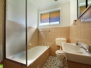 Bathroom (2014-10-08)