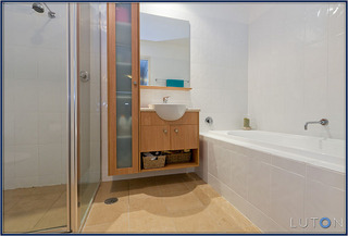 Bathroom (2011-05-19)