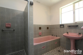 Bathroom (2015-10-28)