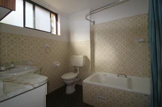 9/27 Mangerton Road Mangerton - Bathroom (2016-08-01)